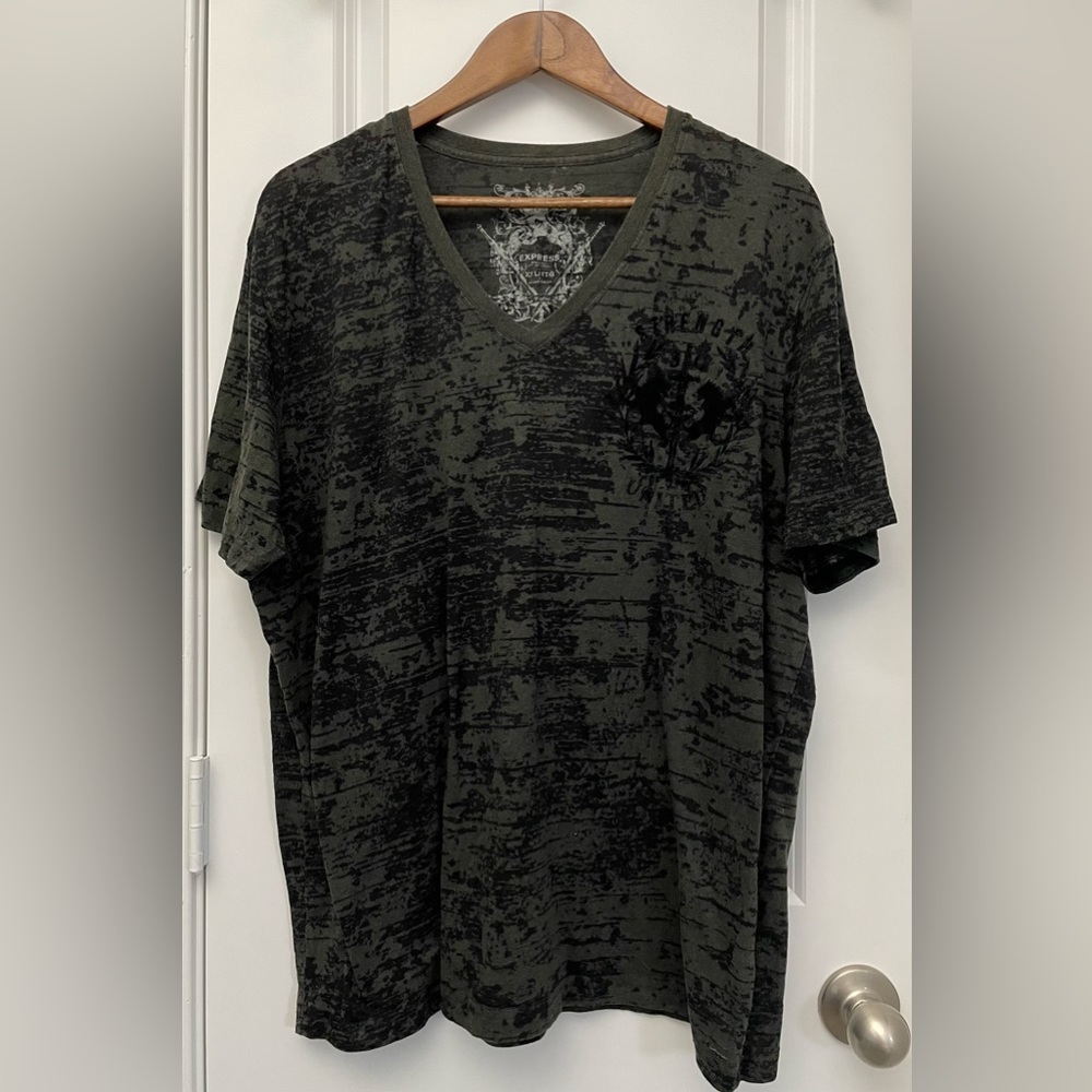 EXPRESS Men’s V-Neck Tee. Size XXL